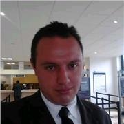 Profesor para niños de primaria y jóvenes próximos a iniciar su educación secundaria